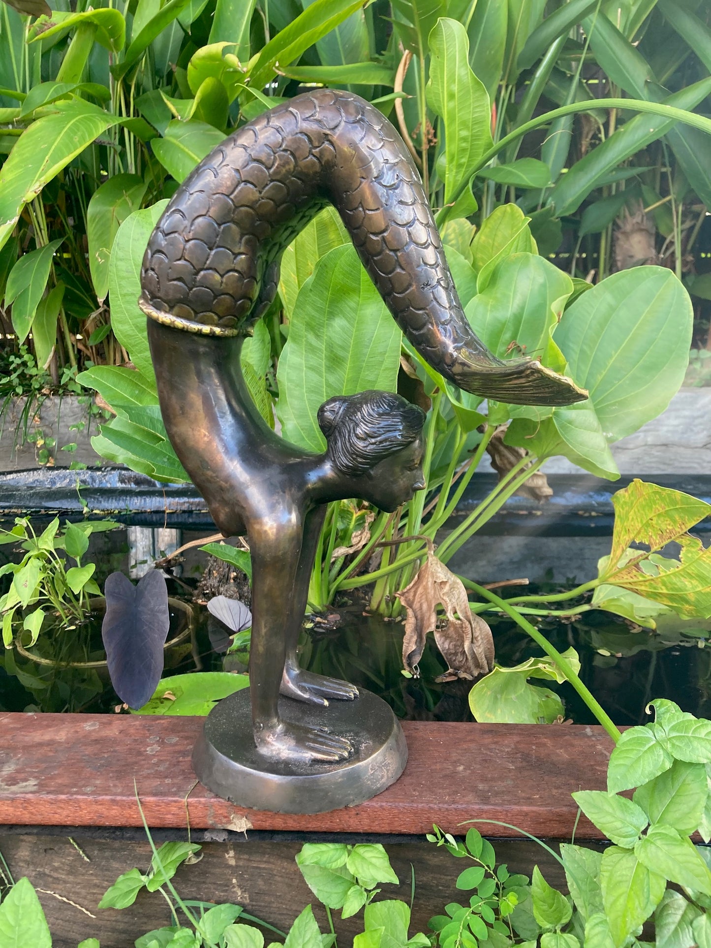 Mermaid handstand on shell 37cm